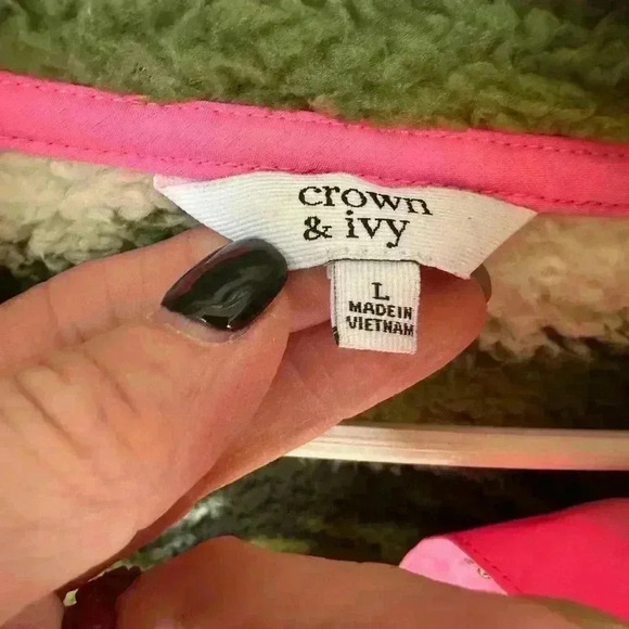 Crown and Ivy Camo Fleece Pullover with Pink Trim. 5 snap front. Size large - Picture 4 of 5